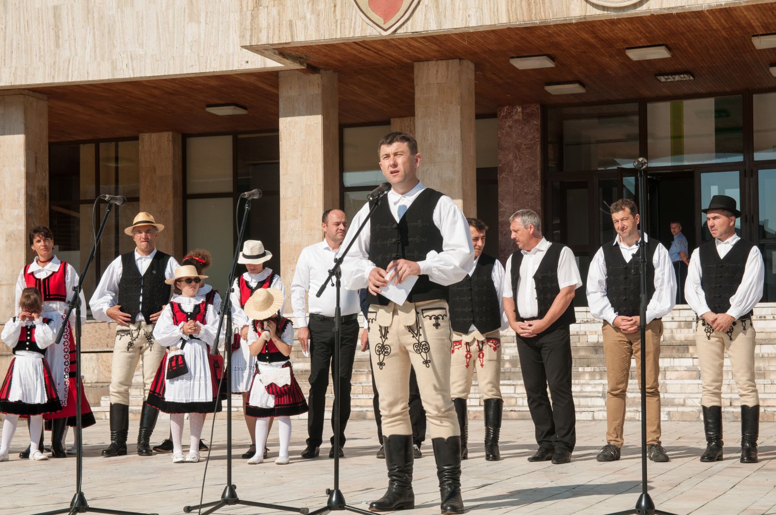 A helyszínen Borboly Csaba, Hargita Megye Tanácsának elnöke köszöntötte elsőként az ünneplő sereget.